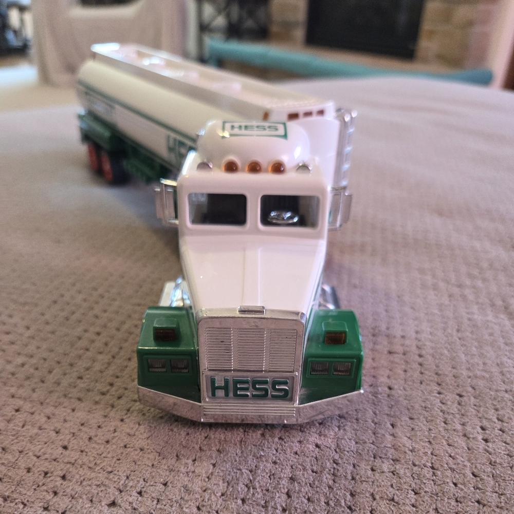 1990 Hess Gasoline Toy Tanker Truck W/Dual Sound Horn/Backup Beep • Lights - Picture 8 of 16